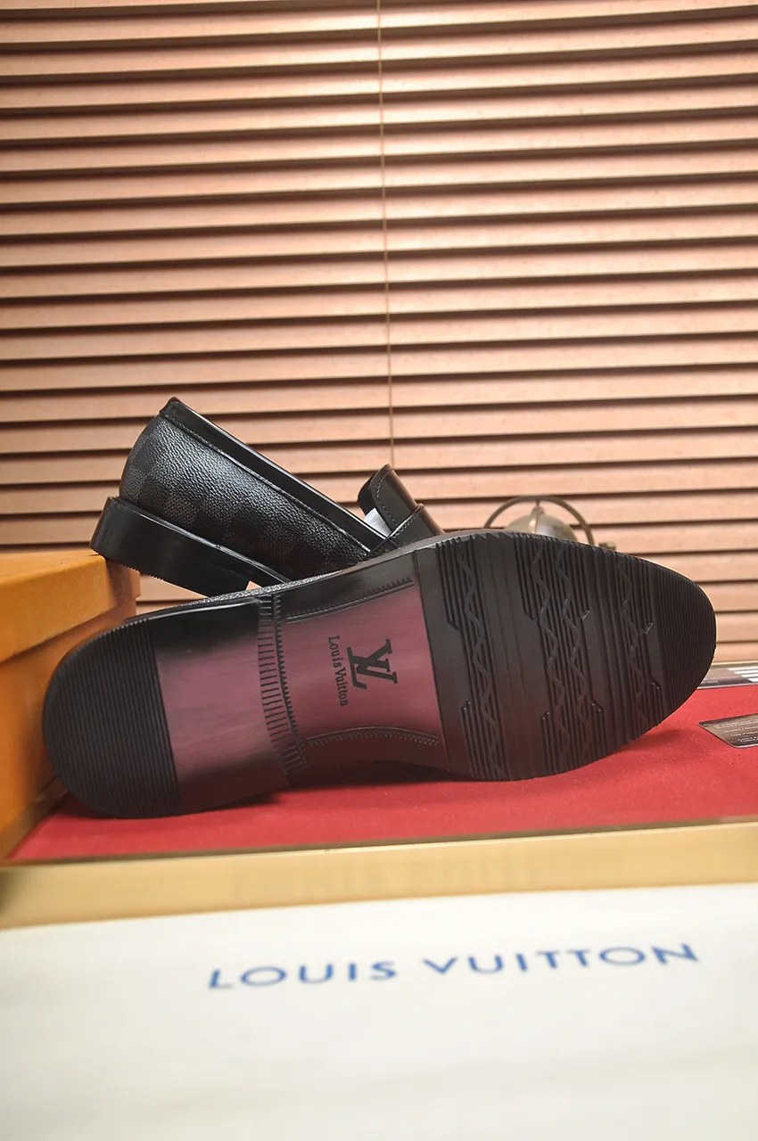 Men's men's shoes 💰460💶 [LV] (original single cowhide lining) 🍀LV's latest genuine leather business suit shoes are launched simultaneously on the official website. The first-layer cowhide imported from Italy is made of heavy gold, 💥1:1 rubber outsole from the official website. Versatile to wear, high-end without losing class, and the color combination is extraordinary. This four-season style is alluring when worn on your feet, showing off your big-name flair. Standard code 38-45 (45 customized)